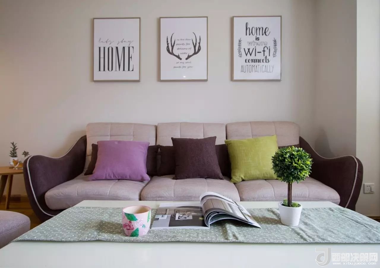 沙發(fā)背景墻選對(duì)裝飾畫，才能美了整個(gè)客廳空間！