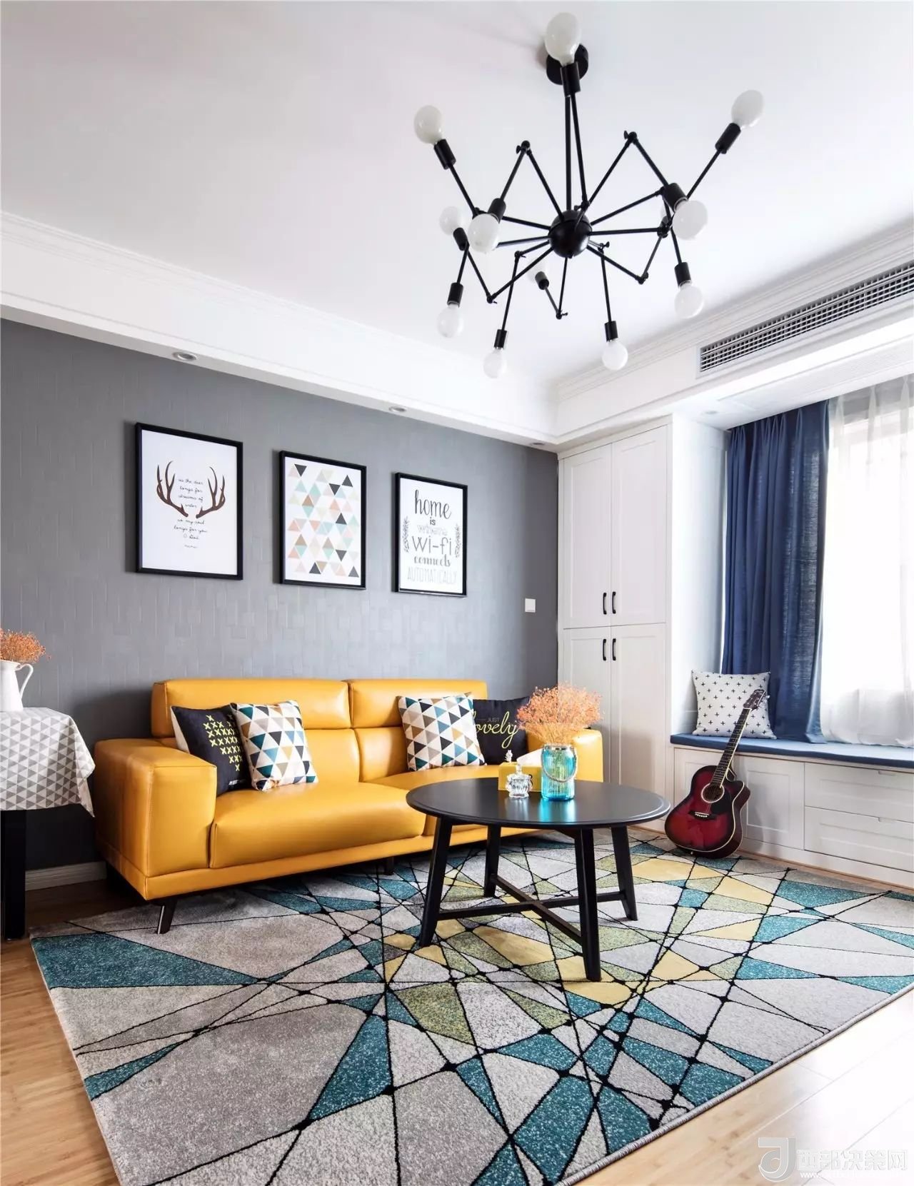 沙發(fā)背景墻選對(duì)裝飾畫，才能美了整個(gè)客廳空間！