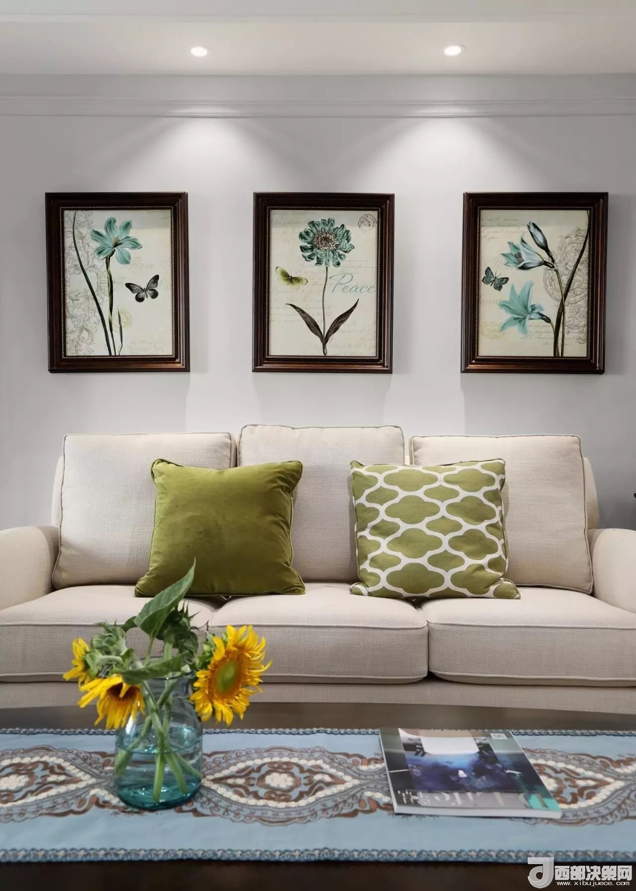 沙發(fā)背景墻選對(duì)裝飾畫，才能美了整個(gè)客廳空間！