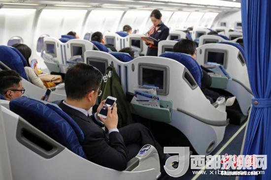 在東航MU5137航班上，旅客全程在飛行模式下可以使用手機(jī)。殷立勤 攝