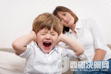 這時(shí)孩子可能會(huì)一直哭，甚至觀察父母的反應(yīng)。父母這時(shí)候可以讓他哭，哭累了自然就會(huì)停下，要讓孩子明白“鬧起來沒道理我不會(huì)心疼你”。