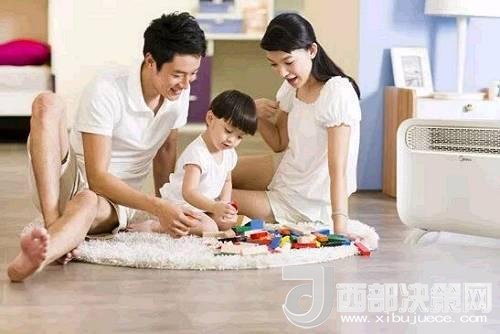 兒童時(shí)期，孩子好奇心強(qiáng)，喜歡“打破砂鍋問到底”、“探究性拆東西”、“自言自語做游戲”。這些聽似好笑，看似頑皮的言行舉止，恰恰就是孩子創(chuàng)造火花的閃現(xiàn)。心理學(xué)家鄧斯克認(rèn)為，小孩子在游戲中的“假裝”會(huì)大大促進(jìn)他們的發(fā)散思維。