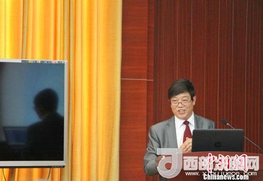 圖為中南大學(xué)教授歐陽友權(quán)在現(xiàn)場作了題為“我國文化產(chǎn)業(yè)發(fā)展的三大拐點與高校的責(zé)任”報告。　趙曉 攝