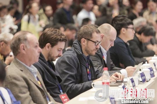 河北工業(yè)設(shè)計(jì)創(chuàng)新中心(以下簡(jiǎn)稱HIDC)啟動(dòng)儀式暨“設(shè)計(jì)促轉(zhuǎn)型·創(chuàng)新贏未來(lái)”國(guó)際工業(yè)設(shè)計(jì)工作坊26日在河北省省會(huì)石家莊市舉行。圖為與會(huì)各國(guó)設(shè)計(jì)師?！⌒ば?攝