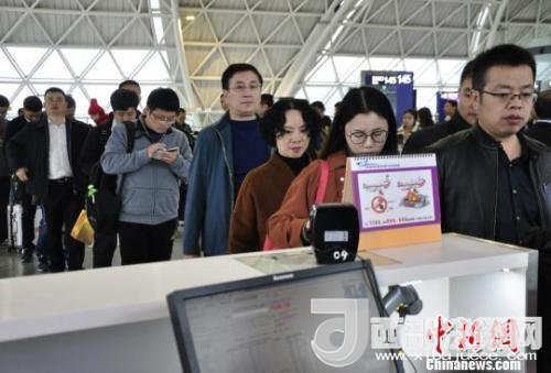 圖為旅客等待進(jìn)入客艙?！慰∶?攝