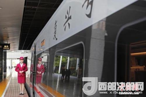 資料圖：4月10日，列車員在“復興號”列車旁迎接旅客的到來。 <a target='_blank'  data-cke-saved- >中新社</a>記者 殷立勤 攝