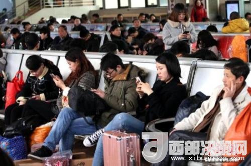 資料圖：移動(dòng)互聯(lián)網(wǎng)時(shí)代，旅客都拿著手機(jī)打發(fā)時(shí)間。<a target='_blank' >中新社</a>記者 王中舉 攝