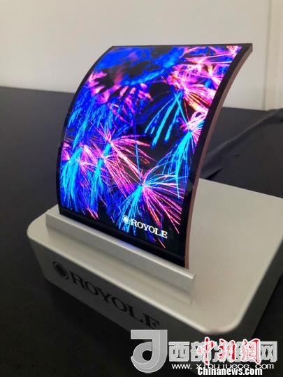 柔宇科技全柔性顯示屏在固定曲面上的應(yīng)用?！∪嵊羁萍脊﹫D 攝