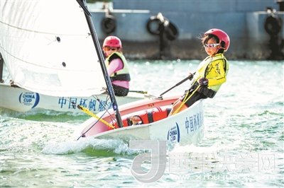 青島市北區(qū)立新小學學生參加2017年中國杯青少年帆船OP項目比賽。孫軍/攝