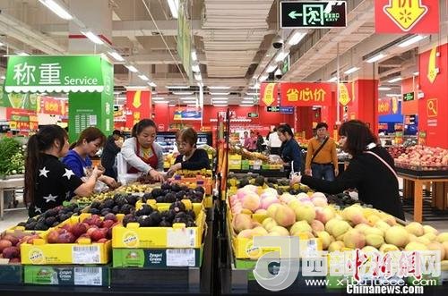 資料圖：民眾在超市選購水果。<a target='_blank'  data-cke-saved- >中新社</a>記者 俞靖 攝