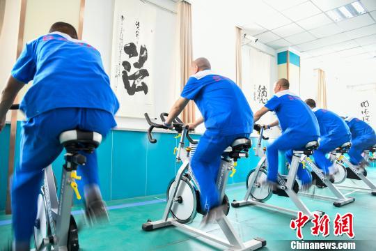 山西省戒毒人員正在進行身體鍛煉?！⊥踅ㄜ?攝
