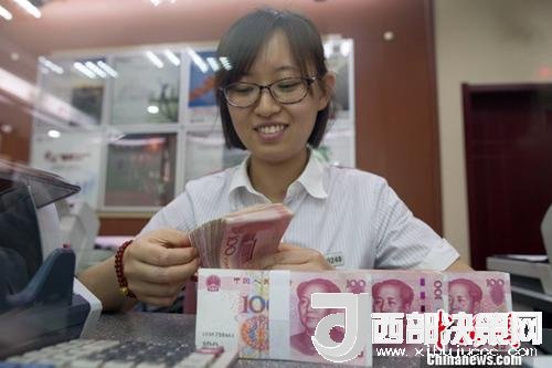 7月5日，山西太原一銀行工作人員正在清點(diǎn)貨幣。人民幣對(duì)美元匯率中間價(jià)在經(jīng)歷了過(guò)去11個(gè)交易中的10次下調(diào)后終于迎來(lái)大漲。5日，中國(guó)外匯交易中心公布人民幣對(duì)美元匯率中間價(jià)報(bào)6.6180，較前一交易日大幅上調(diào)415個(gè)基點(diǎn)，創(chuàng)下自2017年10月11日以來(lái)的最大升幅。<a target='_blank' >中新社</a>記者 張?jiān)?攝