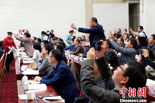 圖為與會(huì)嘉賓認(rèn)真聽(tīng)取專家演講。　李雋 攝