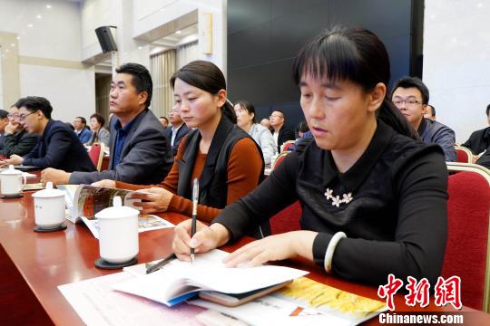 圖為與會(huì)嘉賓聆聽(tīng)專家演講?！±铍h 攝