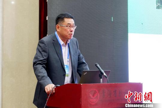 圖為青海省農(nóng)林科學(xué)院副院長(zhǎng)、國(guó)家大麥青稞產(chǎn)業(yè)技術(shù)體系崗位科學(xué)家遲德釗正在發(fā)言?！±铍h 攝