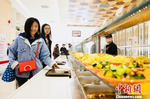 　資料圖：消費(fèi)者在餐廳就餐?！惴?攝