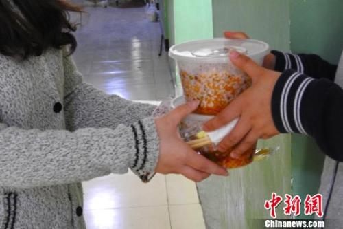 外賣配送員將外賣送到學(xué)生宿舍。受訪者供圖