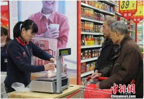 資料圖：在保定市北市區(qū)一家大型超市內(nèi)，促銷(xiāo)員正在為購(gòu)買(mǎi)雞蛋的市民稱(chēng)量、打包。李芳華 攝