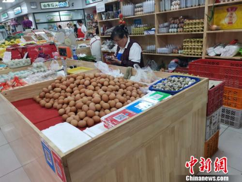 圖為菜市場(chǎng)里賣(mài)的雞蛋。 謝藝觀 攝