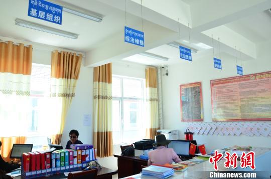 圖為塔秀村的便民服務(wù)大廳。　魯?shù)り?攝