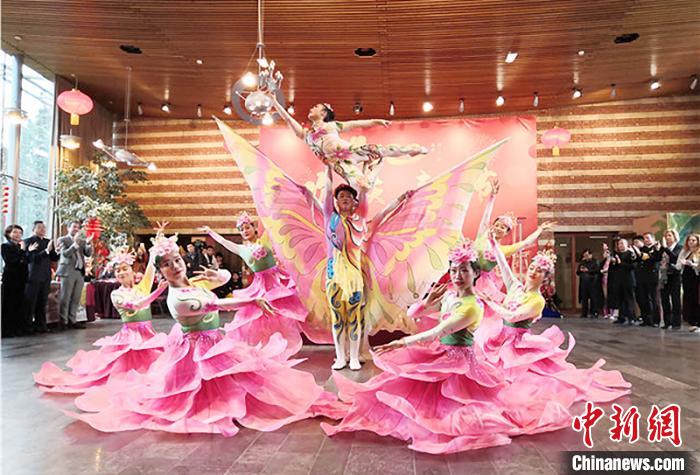 圖為雜技演員通過精湛的技藝贏得了滿堂喝彩?！「拭C省文化和旅游廳網(wǎng)站 攝