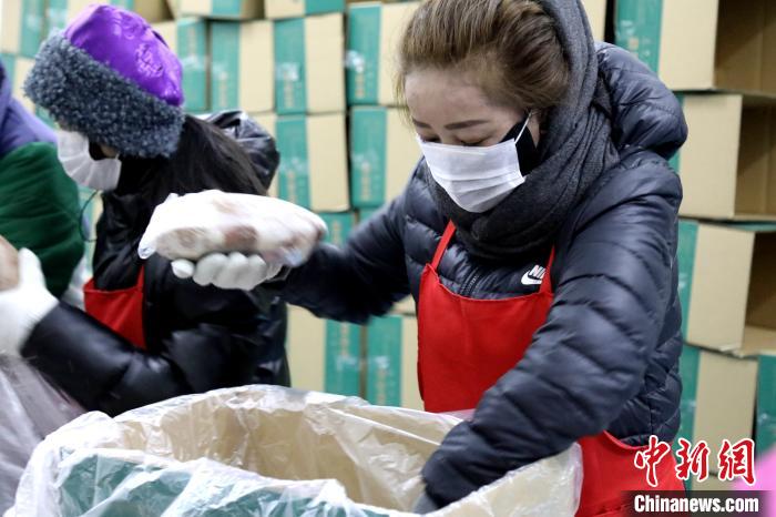 當雄縣民眾將牦牛肉裝箱?！‘斝劭h 供圖 攝