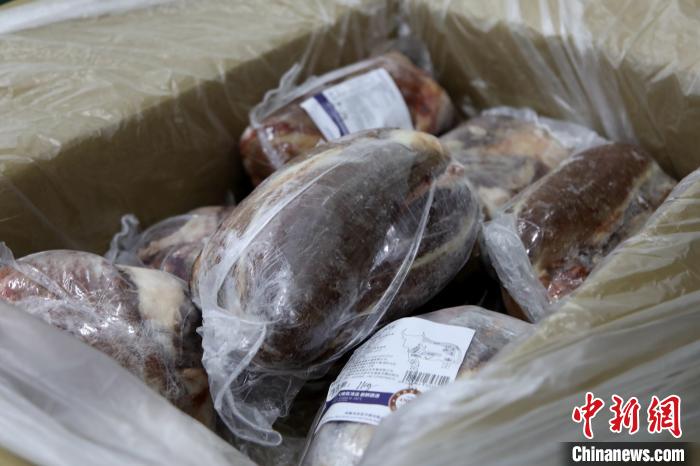 當雄縣援鄂物資中的牦牛肉，圖中的為腱子肉，是牦牛肉中的“極品”?！‘斝劭h 供圖 攝