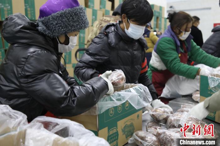 當雄縣民眾打包當?shù)氐奶禺a(chǎn)，“有身份證”牦牛肉。　當雄縣 供圖 攝