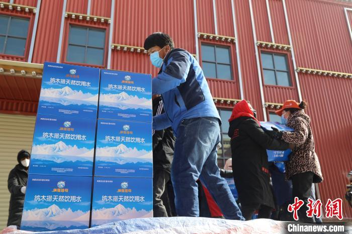 西藏當雄給湖北荊州送去冰川礦泉水、牦牛肉等物資