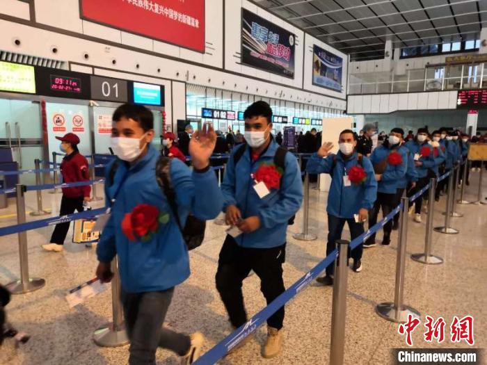 外出務(wù)工人員有序排隊辦理登記手續(xù)?！O友軍 攝