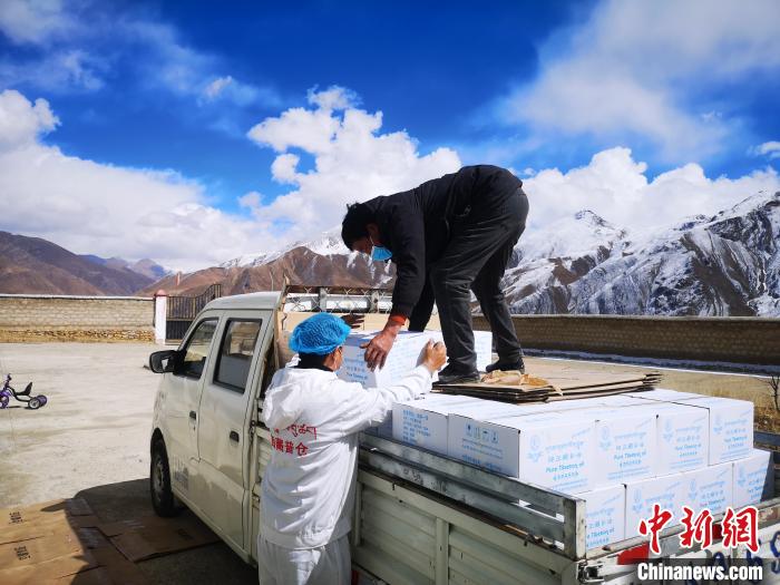 圖為工作人員搬運物資。堆龍德慶區(qū)宣傳部供圖