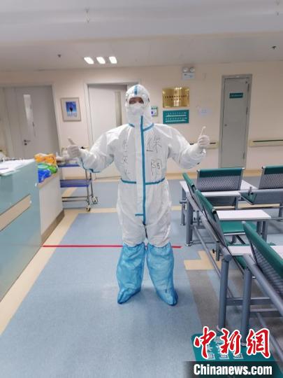 徐陶在工作中。四川援助湖北醫(yī)療隊(duì)供圖