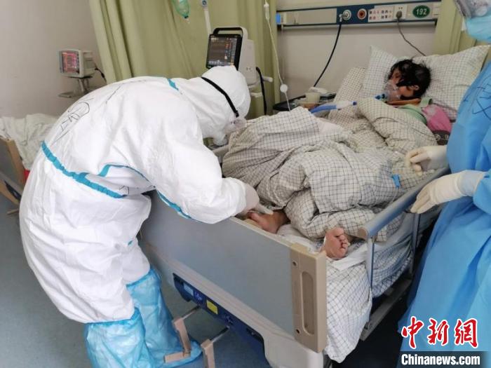 徐陶在工作中。四川援助湖北醫(yī)療隊(duì)供圖