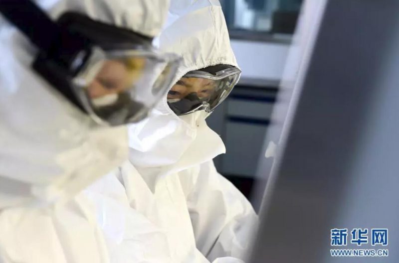 ▲資料圖片：負(fù)責(zé)新型冠狀病毒核酸檢測(cè)的工作人員，在實(shí)驗(yàn)室進(jìn)行樣本處理。（新華社發(fā) 周牧 攝）
