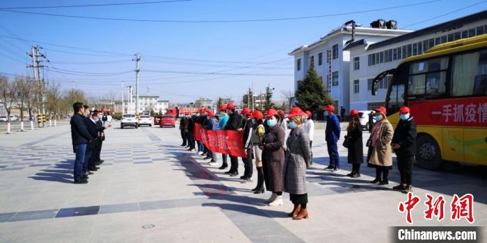 圖為甘肅禮縣，歡送首批乘“專車”赴浙江的務(wù)工人員。(資料圖) 田瑞萍 攝