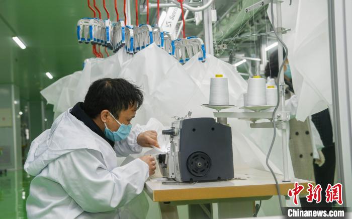 工人生產防護服，保障抗疫物資供應。廣安市委宣傳部供圖