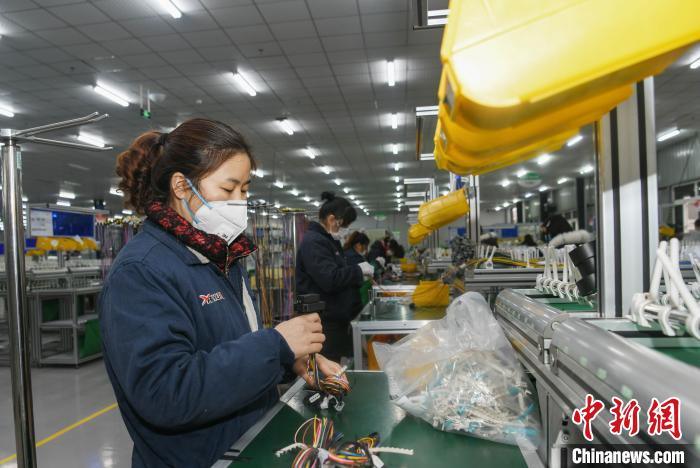 工人戴著口罩搶抓生產?！】到?攝