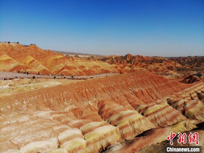 航拍下的七彩丹霞?！钇G敏 攝