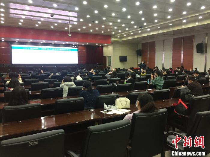 山西選派554名疫情防控指導員駐校指導高三年級開學疫情防控?！「呷鸱?攝