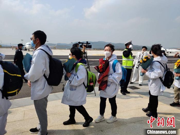 圖為交警向醫(yī)療隊(duì)敬禮。　韓帥南 攝