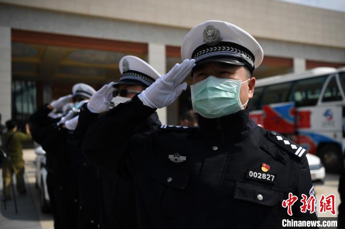 圖為交警們向醫(yī)療隊(duì)敬禮?！】灯?攝