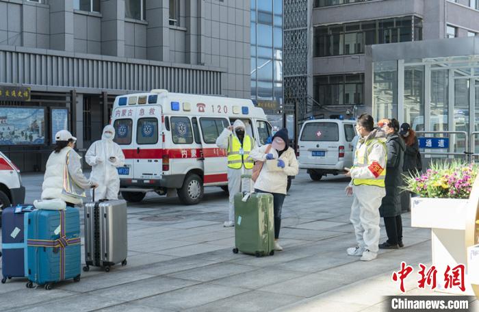 圖為呼和浩特車站“外防輸入”?！∠牧?攝