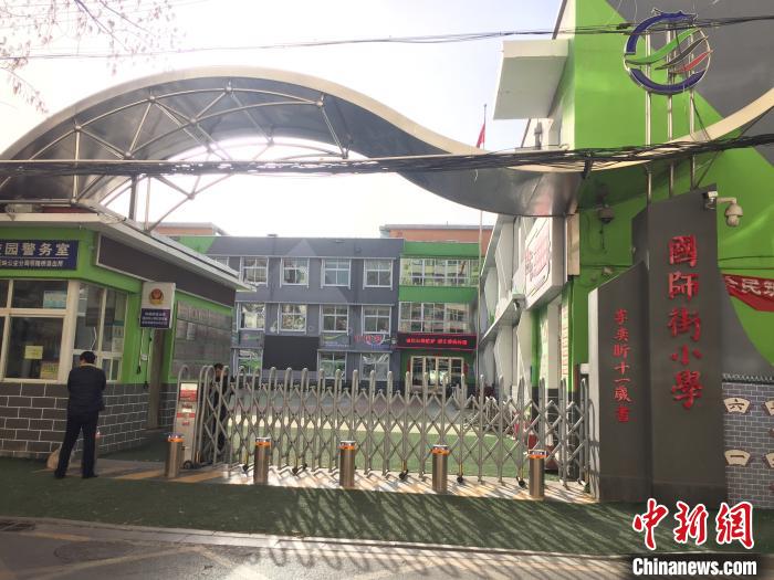 校門口設(shè)置臨時等候區(qū)，區(qū)域四周5米為禁行區(qū)?！「呷鸱?攝