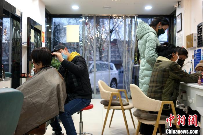 拉薩市民在一美發(fā)店理發(fā)、美甲?！〗w波 攝