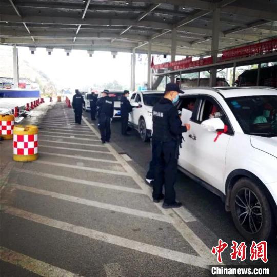 圖為云南一邊境檢查站防控疫情同時嚴(yán)防境外毒品滲透?！≡颇鲜」矎d供圖 攝