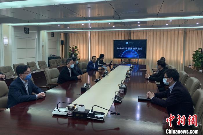 寧夏大學(xué)2020年春季首場(chǎng)綜合類“網(wǎng)絡(luò)雙選會(huì)”現(xiàn)場(chǎng)?！±钆迳?攝