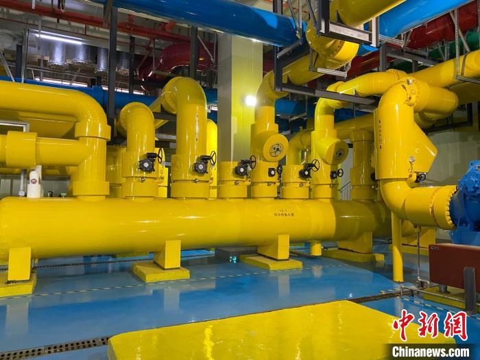 圖為中國移動云南數(shù)據(jù)中心冷卻系統(tǒng)?！⊥蹯簛?攝