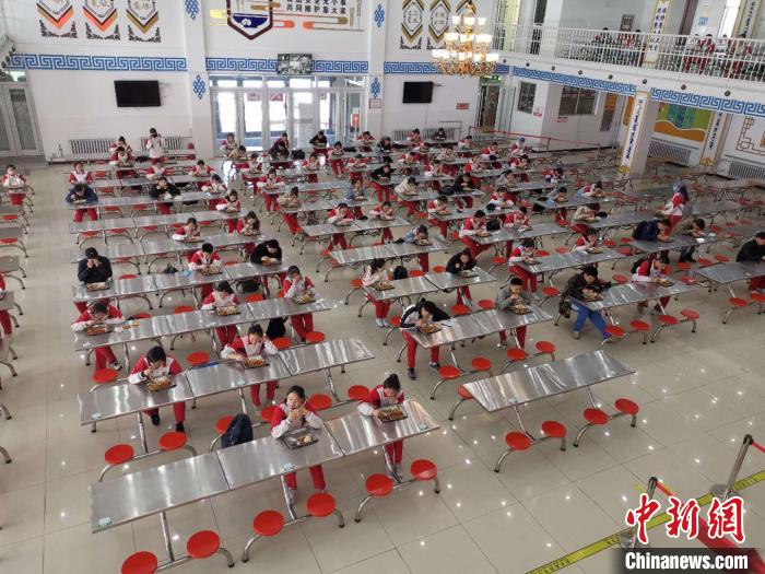 圖為學(xué)生們?cè)谑程镁筒??！鯆I娜 攝