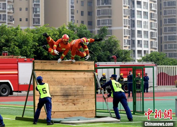 新消防員進(jìn)行消防障礙接力操展示?！⒅铱?攝