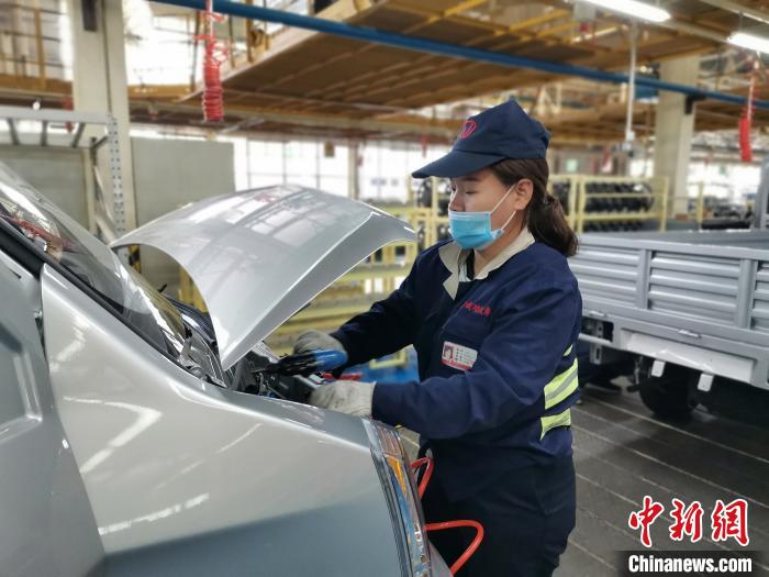 在滿足國外市場供應(yīng)的同時(shí)，成功汽車也緊盯國內(nèi)市場，拓渠道保銷量?！「唢w 攝